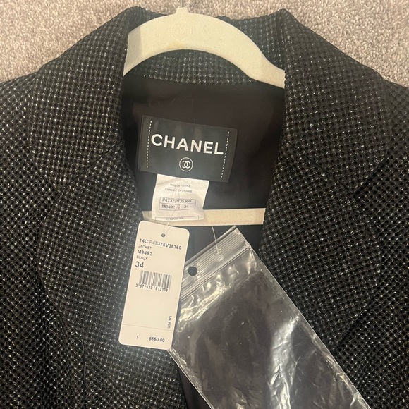 Chanel black tweed blazer never worn. Size 34 fits like a true 0 - Picture 2 of 6